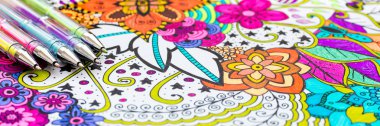 Yetişkin renklendirme kitap, yeni stres giderici eğilim. Sanat terapisi, ruh sağlığı, yaratıcılık ve mindfulness kavramı. Web afiş, panoramik yakın atış.