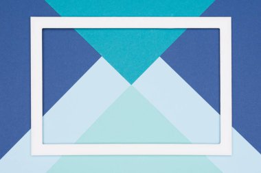 Pastel mavi soyut geometrik düz yatıyordu ve turkuaz renkli kağıt arka plan. Boş resim çerçevesini sahte kadar minimalizm, geometri ve simetri şablonuyla.