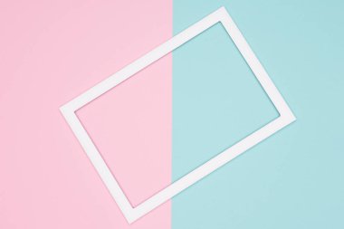 Soyut geometrik pastel mavi, yeşil ve pembe kağıt düz yatıyordu arka plan. Boş resim çerçevesini sahte kadar minimalizm, geometri ve simetri şablonuyla.