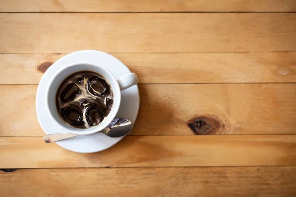 Tasse Schwarzer Eiskaffee Auf Holztisch Eiskaffee Über Kopf Mit Kopierraum — Stockfoto