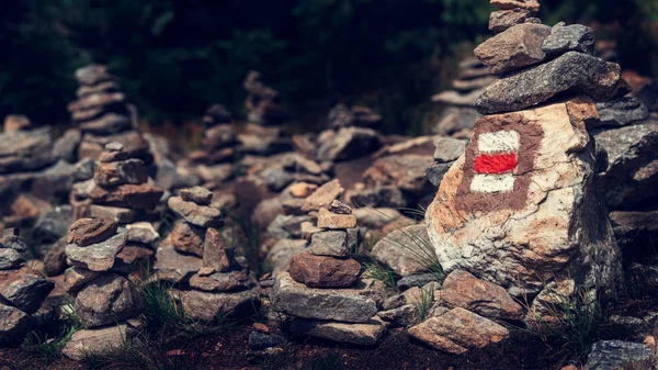 Urme Drumeţii Pictate Stâncă Teancuri Pietre Zen Calea Care Duce — Fotografie, imagine de stoc