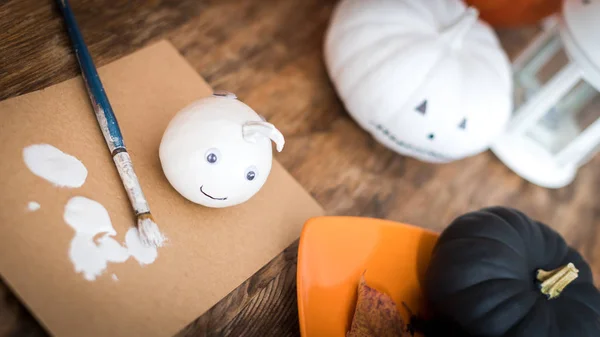 Diy Dekorera Lite Vit Halloweenpumpor Diy Kreativa Halloween Dekorationer Handmålade — Stockfoto