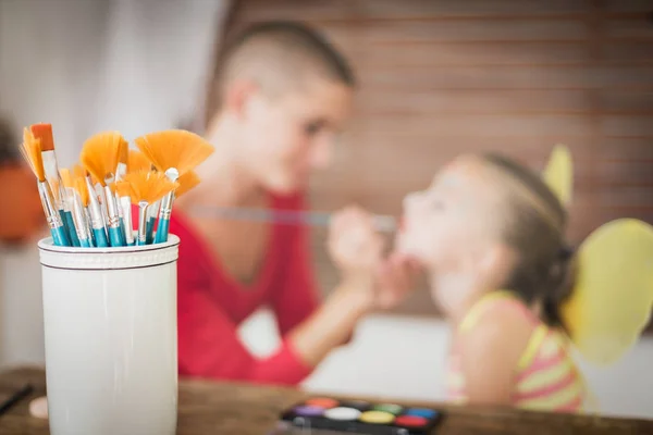 Jonge Moeder Schilderij Dochters Gezicht Voor Halloween Feest Familie Lifestyle — Stockfoto