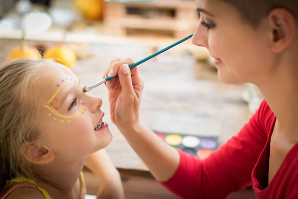 Ung Mamma Målning Döttrar Ansikte För Halloween Fest Halloween Eller — Stockfoto