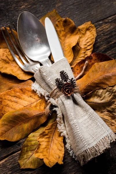 Erntedankmahlzeit Saisonale Tischdekoration Erntedank Herbstplatzgestaltung Mit Besteck Und Arrangement Bunter — Stockfoto