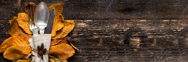 Danksagungsmahlzeit Saisonale Tischdekoration Erntedank Herbstplatzgestaltung Mit Besteck Und Arrangement Bunter — Stockfoto