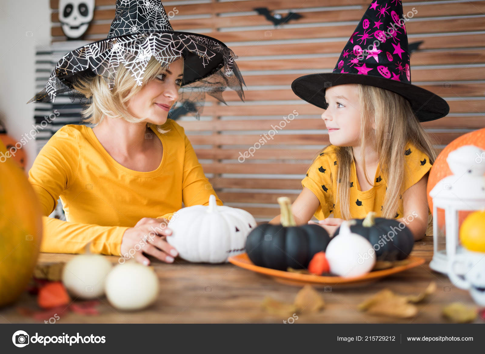 Jolie Petite Fille Mère Tous Deux Costumes Sorcière Assis