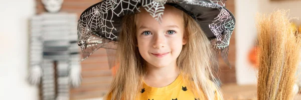 Das Süße Kleine Mädchen Hexenkostüm Mit Dem Besen Steht Halloween — Stockfoto