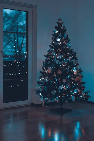 Bellissimo Albero Natale Decorato Illuminato Notte Natale Sfondo Interno — Foto Stock