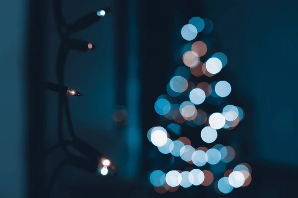 Stringa Luci Natalizie Appesa Muro Con Albero Natale Sfocato Sullo — Foto Stock