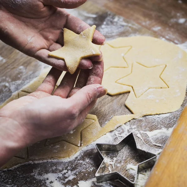 Horneado Navidad Mujer Haciendo Galletas Jengibre Detalle Mano — Foto de Stock