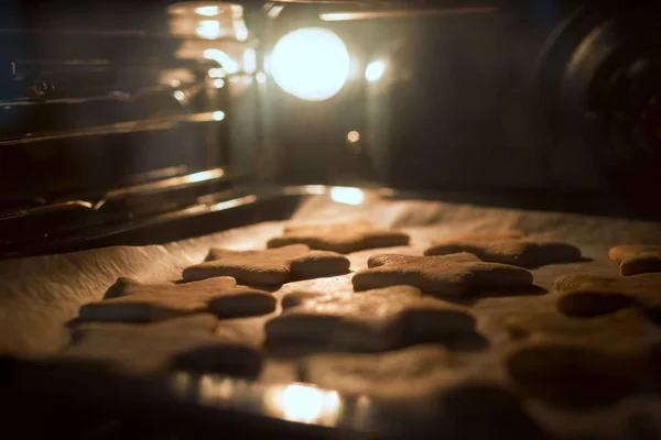 Weihnachtsplätzchen Backen Ofen Weihnachtsbacken Lebkuchen Auf Backblech — Stockfoto
