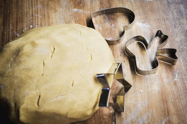 Horneado Navidad Haciendo Galletas Jengibre Masa Galletas Cortadores Galletas Mostrador — Foto de Stock