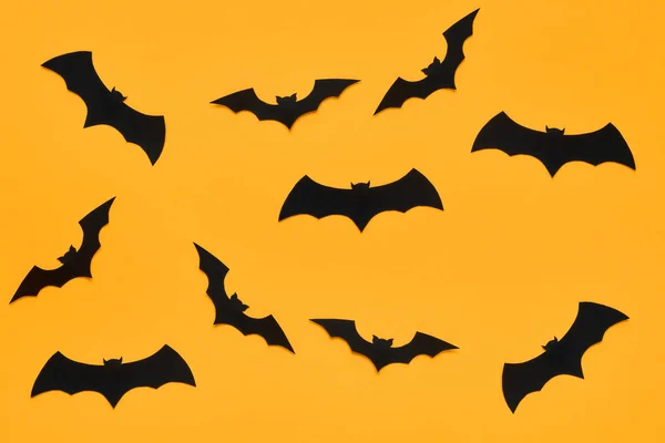 Halloween Concetto Decorazione Pipistrelli Carta Nera Che Sorvolano Sfondo Arancione — Foto Stock