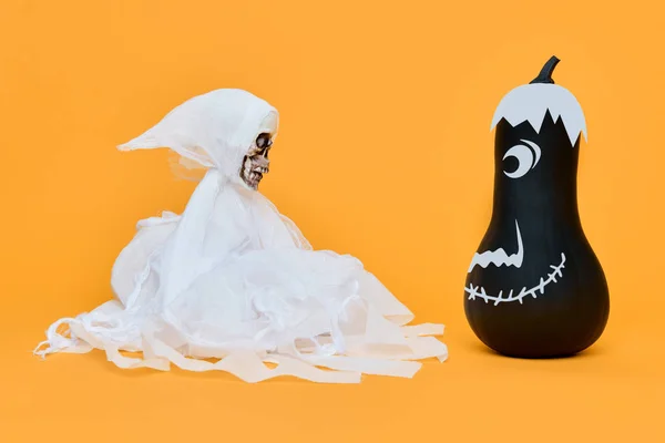 Conceito Halloween Assustador Esqueleto Assustador Cara Cara Com Abóbora Sorridente — Fotografia de Stock