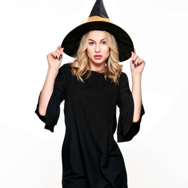 Şehvetli Halloween cadı stüdyo portre. Çekici genç kadın giyinmiş beyaz arka plan üzerinde izole halloween kılık cadı.