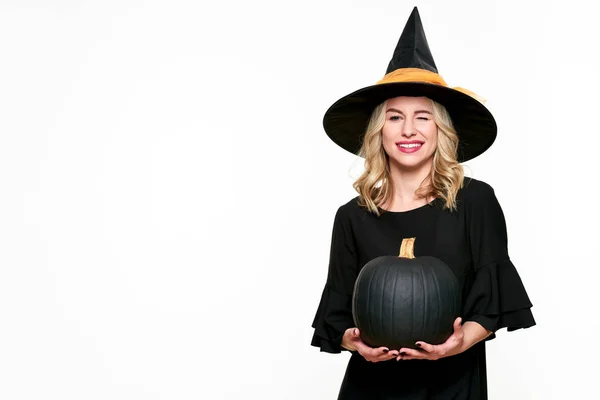 Halloween Hexe Mit Großem Schwarzen Kürbis Zwinkert Schöne Junge Frau — Stockfoto