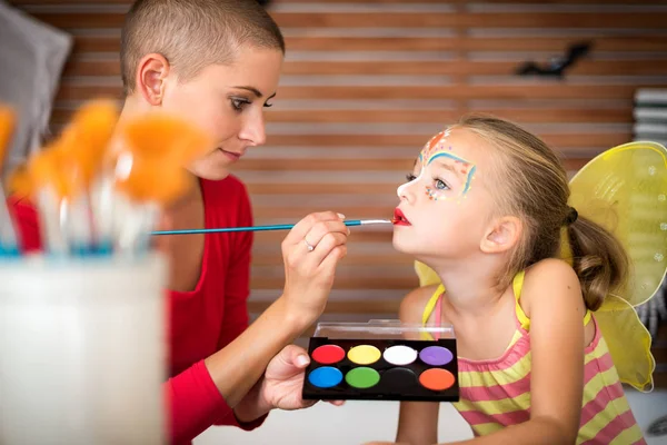 Jonge Moeder Schilderij Dochters Gezicht Voor Halloween Feest Familie Lifestyle — Stockfoto