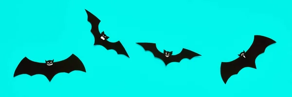 万圣节和装饰概念 黑色纸蝙蝠与愤怒可怕的面孔飞过柔和的蓝色背景 万圣节横幅 — 图库照片