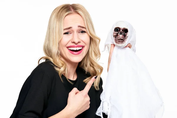 Wspaniała Młoda Kobieta Kostium Czarownicy Halloween Ozdoba Szkieletu Śmiejąc Się — Zdjęcie stockowe