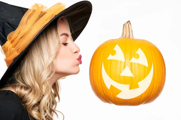 Sinnliche Halloween Hexe Küsst Jack Laterne Attraktive Junge Frau Hexen — Stockfoto