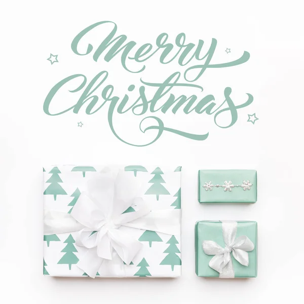 Prachtige Scandinavische Kerstcadeaus Geïsoleerd Een Witte Achtergrond Turquoise Gekleurde Verpakt — Stockfoto