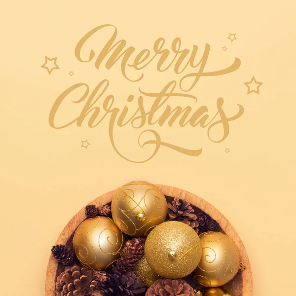 Kom Van Gouden Kerstmis Baubbles Pine Kegels Geïsoleerd Beige Achtergrond — Stockfoto