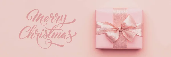 Kerst Banner Mooie Roze Kerstcadeau Geïsoleerd Pastel Roze Papieren Achtergrond — Stockfoto