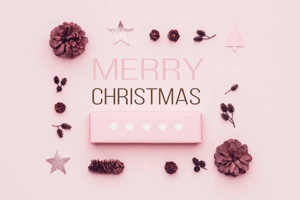 Pastellrosa Minimaler Weihnachtlicher Hintergrund Schönes Weihnachtsgeschenk Isoliert Auf Pastellrosa Hintergrund — Stockfoto