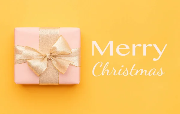 Weihnachtlicher Hintergrund Schönes Weihnachtsgeschenk Isoliert Auf Leuchtend Gelbem Hintergrund Rosa — Stockfoto