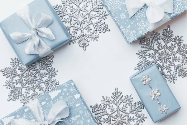 Hermosos Regalos Navidad Copos Nieve Plata Aislados Sobre Fondo Blanco — Foto de Stock