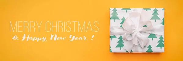 Kerst Banner Mooi Cadeau Van Kerstmis Geïsoleerd Heldere Gele Achtergrond — Stockfoto