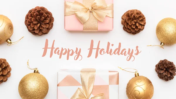Rosa Und Gold Weihnachtsgeschenke Isoliert Auf Weißem Hintergrund Verpackte Weihnachtsdosen — Stockfoto