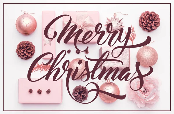 Rosa Weihnachtsgeschenke Isoliert Auf Weißem Hintergrund Verpackte Weihnachtsschachteln Weihnachtsschmuck Kugeln — Stockfoto