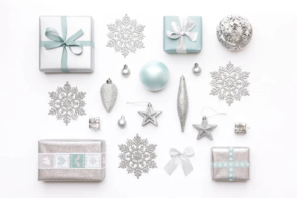 Hermosos Regalos Navidad Copos Nieve Plata Adornos Aislados Sobre Fondo — Foto de Stock