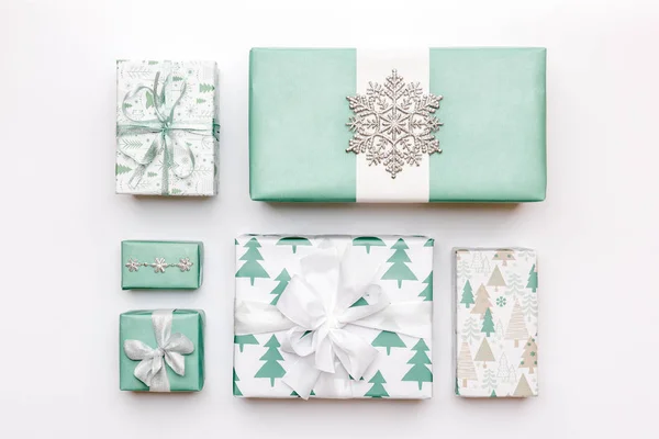 Hermosos Regalos Navidad Nórdicos Aislados Sobre Fondo Blanco Cajas Navidad — Foto de Stock