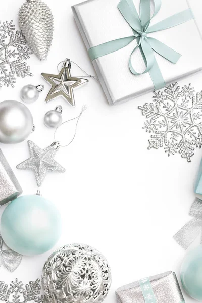 Regalos Adornos Decoraciones Plata Azul Pastel Navidad Aislados Sobre Fondo — Foto de Stock