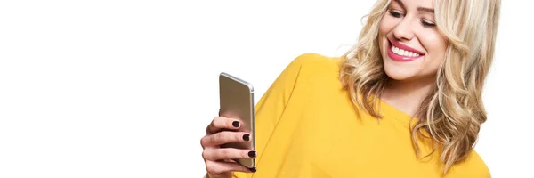 Великолепная Улыбающаяся Женщина Смотрит Свой Мобильный Телефон Женщина Пишет Смс — стоковое фото