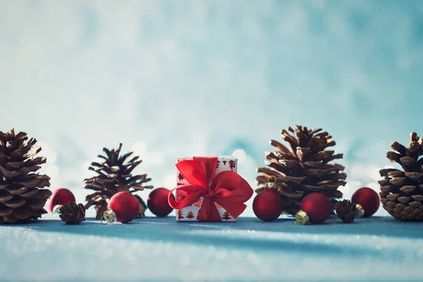 크리스마스 공간입니다 귀여운 크리스마스 장식과 Defocused 크리스마스 파란색 배경에 소나무 — 스톡 사진