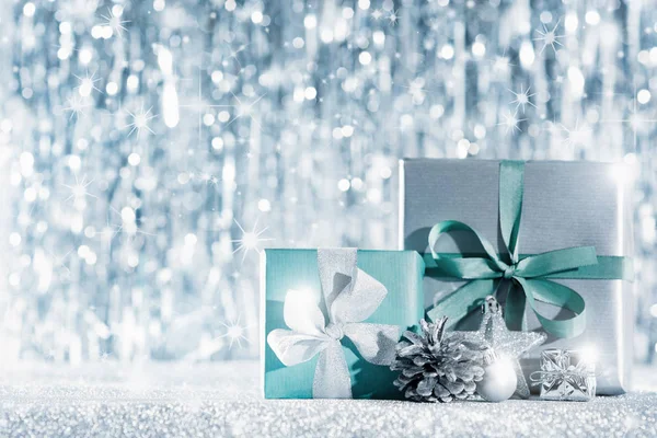 Hermosos Regalos Navidad Envueltos Adornos Con Luces Navidad Desenfocadas Fondo — Foto de Stock