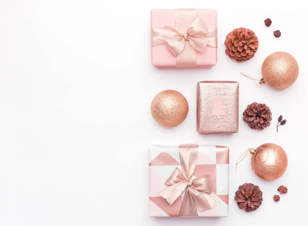 Regalos Navidad Rosa Aislados Sobre Fondo Blanco Cajas Navidad Envueltas — Foto de Stock