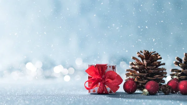 간단한 크리스마스 공간입니다 귀여운 크리스마스 장식과 Defocused 크리스마스 파란색 배경에 — 스톡 사진