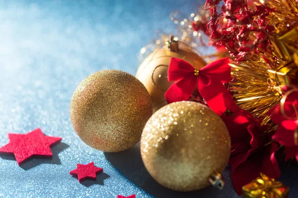 Prachtige Metallic Goud Kerstballen Rode Sterren Verpakt Aanwezig Glanzende Blauwe — Stockfoto