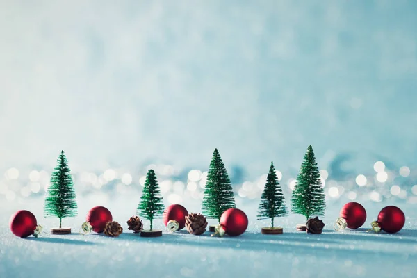 Magische Miniatuur Winter Wonderland Achtergrond Groenblijvende Bomen Dennenappels Rode Kerstballen — Stockfoto