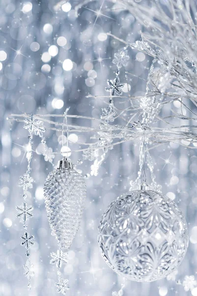 Lesklé Stříbrné Vánoční Ozdoby Visí Stromě Rozostřeného Vánoční Osvětlení Pozadí — Stock fotografie