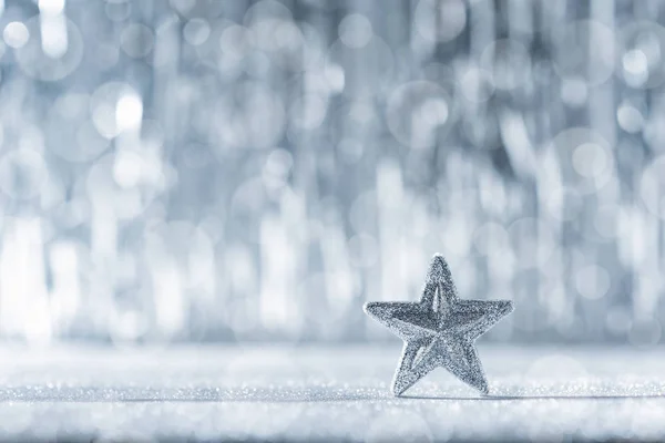 Glanzende Zilveren Kerstster Met Intreepupil Kerstverlichting Achtergrond — Stockfoto