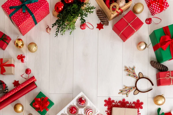 Navidad Bodegón Frontera Regalos Decoraciones Papel Envolver Adornos Suelo Madera — Foto de Stock