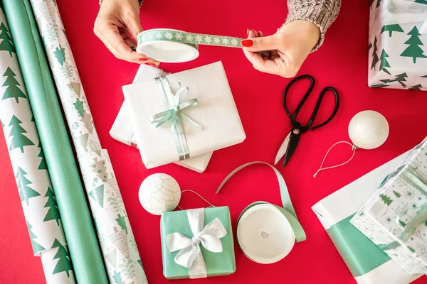 Envoltura Regalo Bricolaje Mujer Irreconocible Envolviendo Hermosos Regalos Navidad Estilo — Foto de Stock