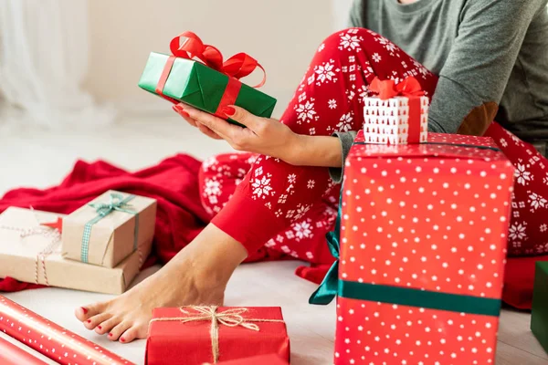 Mujer Joven Con Pijamas Navidad Sentada Suelo Entre Regalos Navidad — Foto de Stock