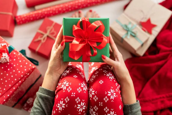 Young Woman Wearing Xmas Pajamas Sitting Floor Amongst Wrapped Christmas — Stock Photo, Image